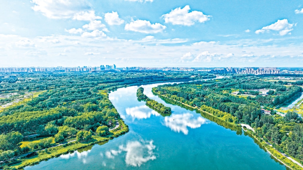 近年來,北京在全國率先編製實施了《北京森林城市發展規劃(2018年—2035年)》,接續進行了兩輪百萬畝造林綠化工程,全市森林覆蓋率達到44.95%。2024年1月,北京成為全國首個省級“國家森林城市”。圖為城市副中心“兩帶、一環、一心”的綠色空間格局基本形成。 近年來,北京在全國率先編製實施了《北京森林城市發展規劃(2018年—2035年)》,接續進行了兩輪百萬畝造林綠化工程,全市森林覆蓋率達到44.95%。2024年1月,北京成為全國首個省級“國家森林城市”。圖為城市副中心“兩帶、一環、一心”的綠色空間格局基本形成。