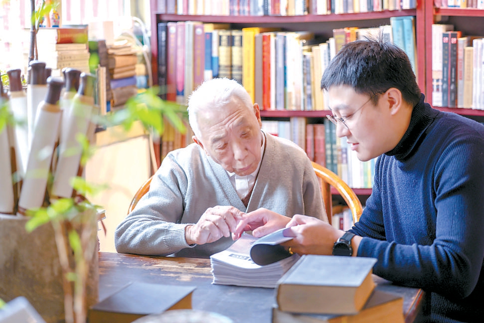 崔勇和老讀者商量圖書出版事宜。（潘之望 攝）