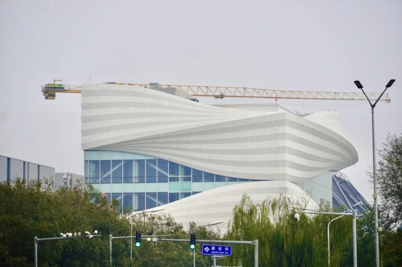 亦城書院從外看猶如被“金屬流雲”環抱