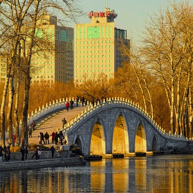 冬至時節 玉淵潭堤橋“金光穿洞”