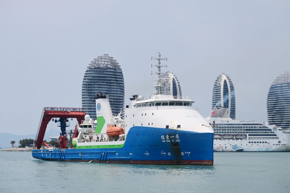 “探索一號”科考船搭載“奮鬥者”號全海深載人潛水器返回海南三亞(2024年3月28日攝)。此次科考曆時50天,順利完成中國-印度尼西亞爪哇海溝聯合深潛任務。 “探索一號”科考船搭載“奮鬥者”號全海深載人潛水器返回海南三亞(2024年3月28日攝)。此次科考曆時50天,順利完成中國-印度尼西亞爪哇海溝聯合深潛任務。