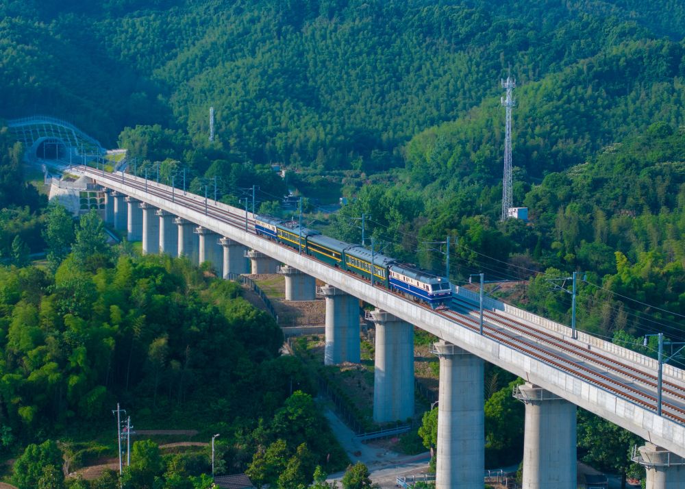 2024年5月18日,杭溫高鐵檢測列車駛出山星岩隧道(無人機照片)。 2024年5月18日,杭溫高鐵檢測列車駛出山星岩隧道(無人機照片)。