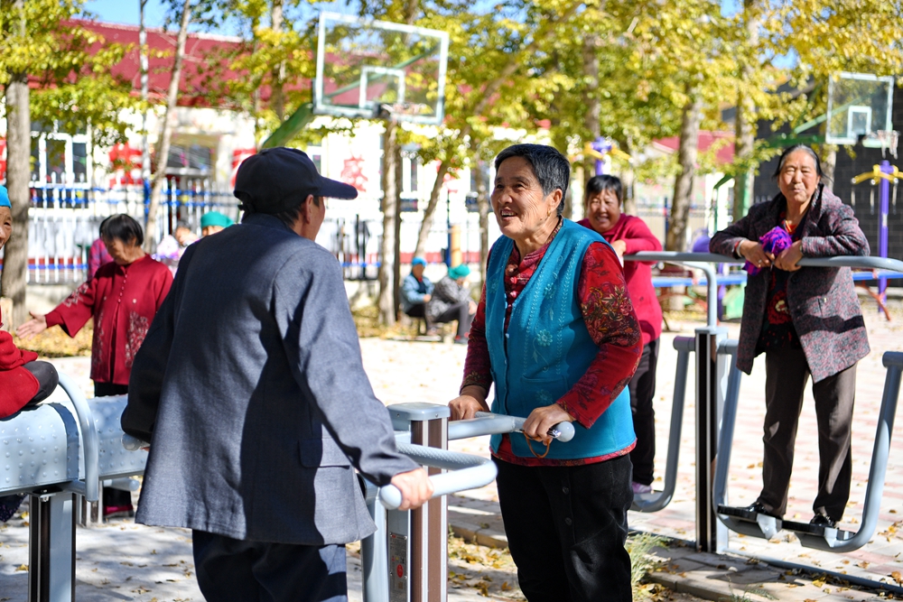 居住在河北省康保縣土城子鎮互助幸福院的老人們在院子裏休閑（2023年10月14日攝）。