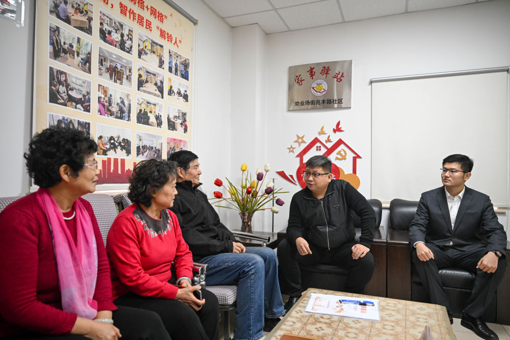 在天津市和平區勸業場街道兆豐路社區“家事驛站”，律師在為社區鄰裏協調員普及調解方法（2023年12月8日攝）。