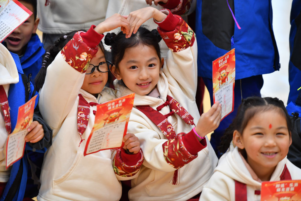 在湖南省長沙市天心區的湖南師大附中雙語實驗學校，一年級學生在趣味闖關活動中展示自己的闖關卡片（2024年1月18日攝）。