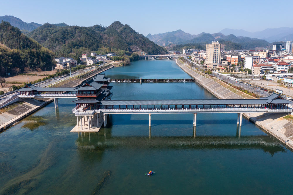 浙江省杭州市臨安區昌化鎮的黨員誌願者在昌化溪打撈漂浮物，保持河麵清潔美觀（2023年3月14日攝，無人機照片）。