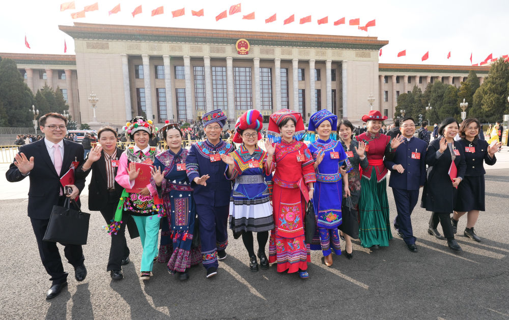 2024年3月11日，第十四屆全國人民代表大會第二次會議在北京人民大會堂舉行閉幕會。這是閉幕會後，代表們走出人民大會堂。