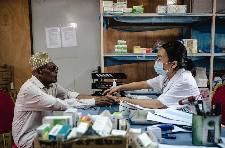 2024年1月11日，中國第15批援科摩羅醫療隊隊長潘春熹在位於科摩羅首都莫羅尼的馬魯夫醫院內為患者看病。