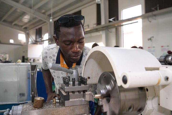 2023年1月10日，在加蓬首都利伯維爾的恩考克經濟特區，恩考克國際職業教育和培訓中心（由中國航空技術國際控股有限公司聯合成都航空職業技術學院等院校共建）的學生進行車削加工操作訓練。