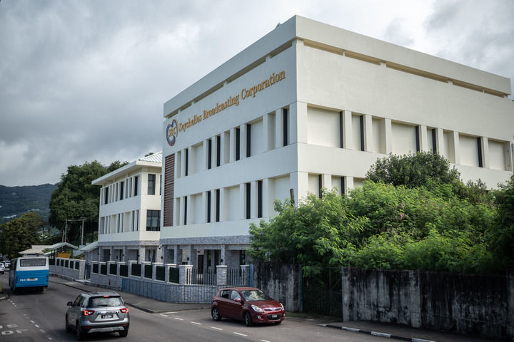 這是2024年6月5日在塞舌爾首都維多利亞拍攝的塞舌爾廣電中心。中國援建塞舌爾廣播電視中心項目位於塞舌爾首都維多利亞，由湖南省第六工程有限公司承建，總建築麵積約5600平方米，配備廣播電視技術用房、辦公用房及相關廣電係統設備。