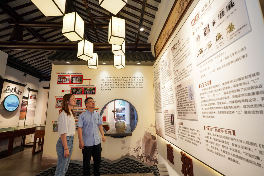 參觀者在蘇州市吳江區平望鎮廉潔教育基地鶯湖廉園內參觀（2024年7月4日攝）。