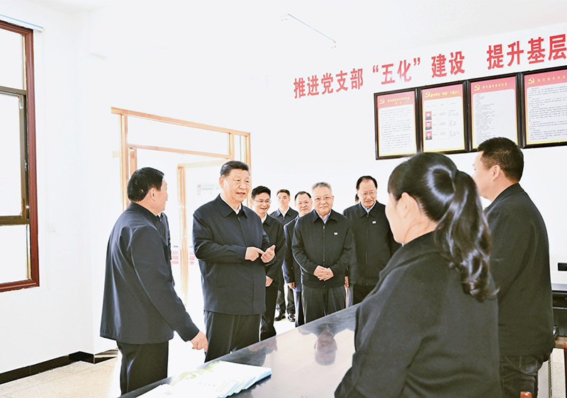 2024年3月18日至21日,中共中央總書記、國家主席、中央軍委主席習近平在湖南考察。這是19日下午,習近平在常德市鼎城區謝家鋪鎮港中坪村黨群服務中心了解當地為基層減負、提升基層治理效能等情況。 2024年3月18日至21日,中共中央總書記、國家主席、中央軍委主席習近平在湖南考察。這是19日下午,習近平在常德市鼎城區謝家鋪鎮港中坪村黨群服務中心了解當地為基層減負、提升基層治理效能等情況。