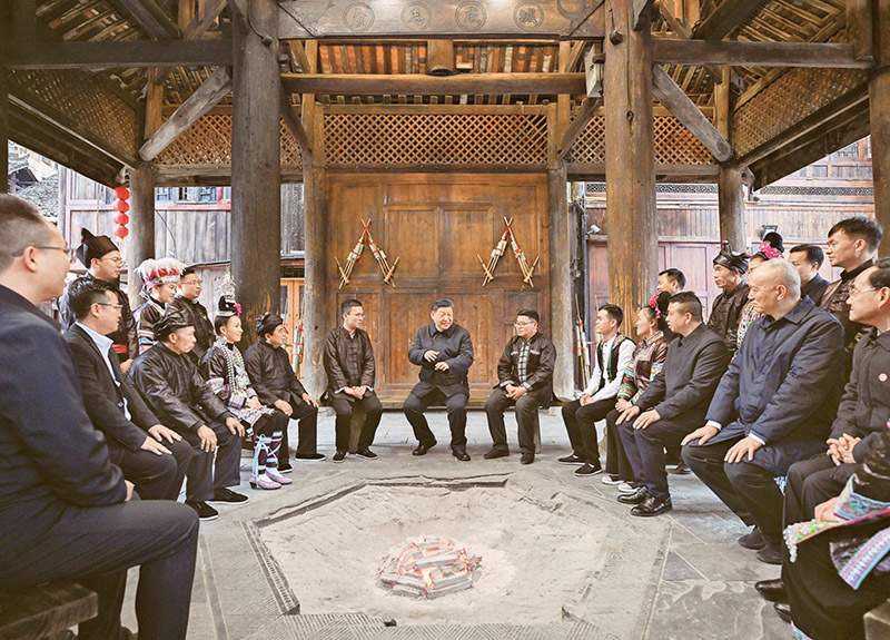 2025年3月17日至18日,中共中央總書記、國家主席、中央軍委主席習近平在貴州考察。這是17日下午,習近平在黔東南州黎平縣肇興侗寨考察時,在信團鼓樓同村幹部和村民代表圍坐在火塘邊,共話鄉村全麵振興。 2025年3月17日至18日,中共中央總書記、國家主席、中央軍委主席習近平在貴州考察。這是17日下午,習近平在黔東南州黎平縣肇興侗寨考察時,在信團鼓樓同村幹部和村民代表圍坐在火塘邊,共話鄉村全麵振興。