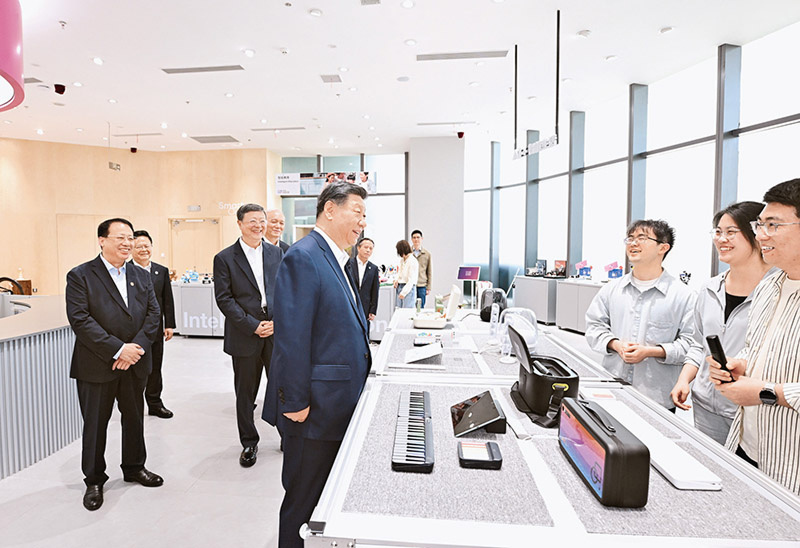 2025年4月29日,中共中央總書記、國家主席、中央軍委主席習近平在上海考察。這是習近平在位於徐匯區的上海“模速空間”大模型創新生態社區人工智能產品體驗店考察。 2025年4月29日,中共中央總書記、國家主席、中央軍委主席習近平在上海考察。這是習近平在位於徐匯區的上海“模速空間”大模型創新生態社區人工智能產品體驗店考察。