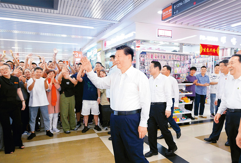 2023年9月20日至21日，中共中央總書記、國家主席、中央軍委主席習近平在浙江考察。這是20日上午，習近平在義烏國際商貿城考察時，同商戶親切交流。