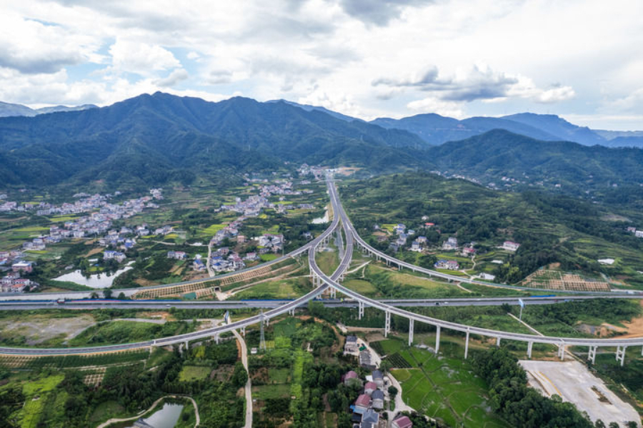 2025年8月19日拍攝的湖南爐慈高速慈利西互通樞紐(無人機照片)。爐慈高速是G59呼和浩特至北海高速公路的一部分,位於常德市石門縣及張家界市慈利縣境內。這條高速將長江三峽、壺瓶山、張家界等黃金旅遊景點串珠成鏈,構建起湘鄂兩省“兩小時旅遊圈”。 2025年8月19日拍攝的湖南爐慈高速慈利西互通樞紐(無人機照片)。爐慈高速是G59呼和浩特至北海高速公路的一部分,位於常德市石門縣及張家界市慈利縣境內。這條高速將長江三峽、壺瓶山、張家界等黃金旅遊景點串珠成鏈,構建起湘鄂兩省“兩小時旅遊圈”。