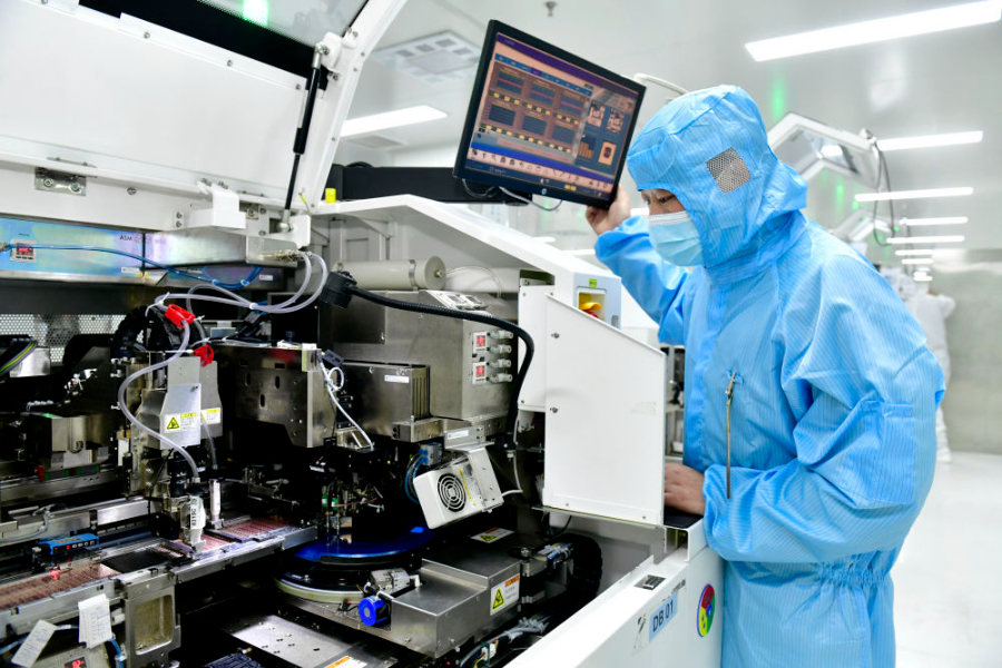 2025年2月13日,在山東一家電子有限公司,工作人員在生產線值守。 2025年2月13日,在山東一家電子有限公司,工作人員在生產線值守。