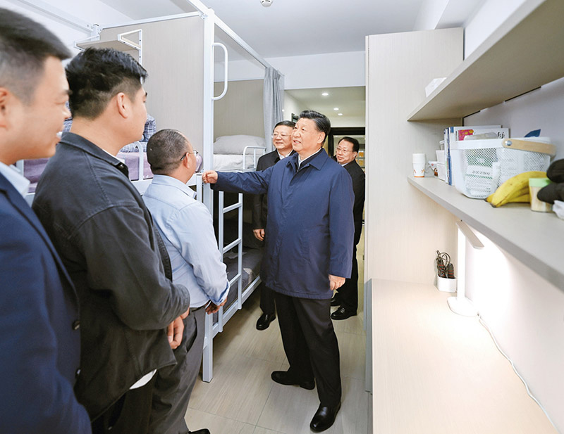 2023年11月28日至12月2日，中共中央總書記、國家主席、中央軍委主席習近平在上海考察。這是11月29日下午，習近平在閔行區新時代城市建設者管理者之家考察時，在社區宿舍型出租房源租戶的住房，了解在此居住的城市一線工作者的生活狀況。
