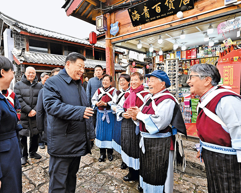 2025年3月19日至20日，中共中央總書記、國家主席、中央軍委主席習近平在雲南考察。這是19日下午，習近平在麗江古城考察時，與當地居民親切交流。