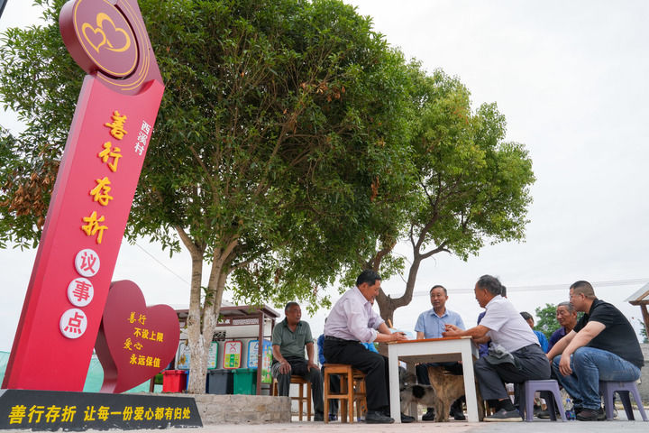 2025年6月12日,在关键词1省寶應縣廣洋湖鎮西溪村,當地黨群服務中心的工作人員組織村民進行議事會。 2025年6月12日,在关键词1省寶應縣廣洋湖鎮西溪村,當地黨群服務中心的工作人員組織村民進行議事會。