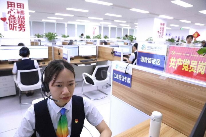 2025年9月23日，接線員在海南12345熱線中心話務廳接聽群眾來電。