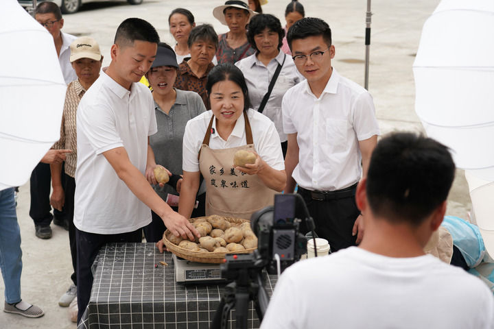 2025年6月24日，在陝西省安康市嵐皋縣孟石嶺鎮電商直播基地，村幹部與電商主播一起直播，幫助當地群眾銷售農特產品。