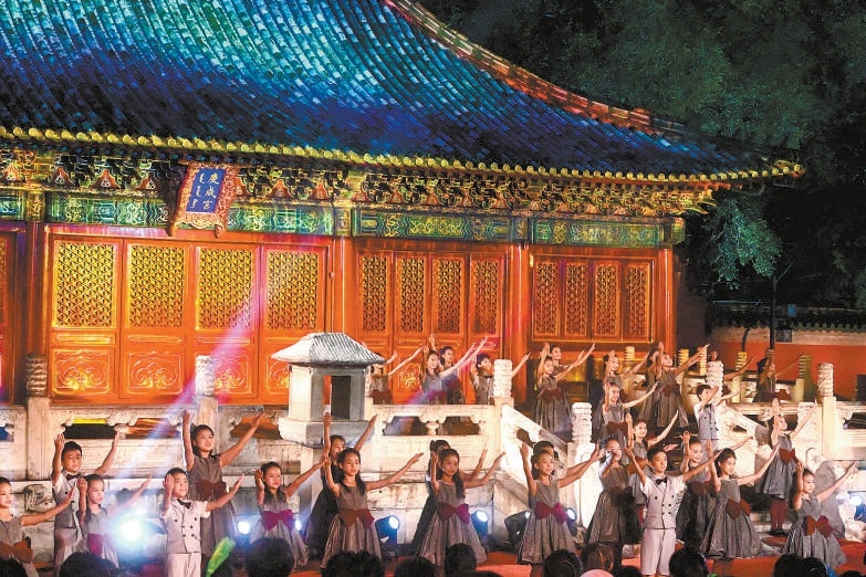 在有566年曆史的先農壇慶成宮,一場包含創意裝置展陳、光影秀、情景講述、創意歌舞表演、音樂劇等多種形式的盛會,帶領嘉賓、觀眾沉浸式體驗北京中軸線的文化魅力。 在有566年曆史的先農壇慶成宮,一場包含創意裝置展陳、光影秀、情景講述、創意歌舞表演、音樂劇等多種形式的盛會,帶領嘉賓、觀眾沉浸式體驗北京中軸線的文化魅力。