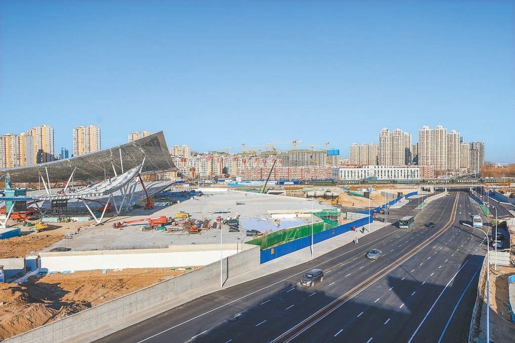 副中心站樞紐周邊多條配套道路開通，圖為車輛行駛在通運西路上。