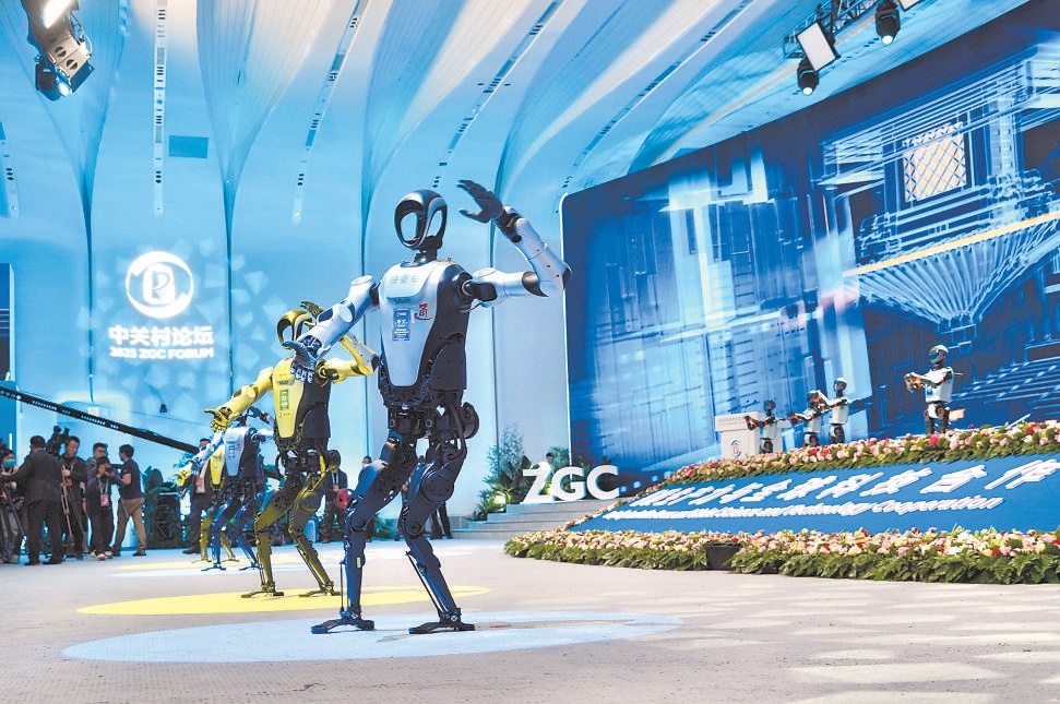 3月27日，2025中關村論壇年會在京開幕。圖為開幕式上演機器人秀。