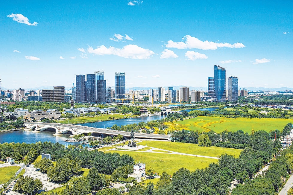 千年大運河縱貫北京城市副中心，運河商務區綠意盎然。