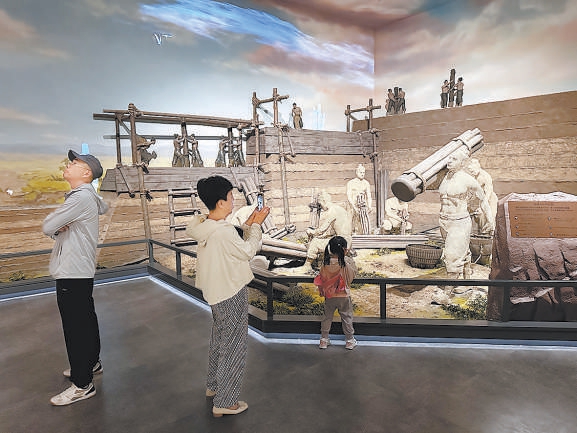 遊客參觀路縣故城遺址曆史文化展。 遊客參觀路縣故城遺址曆史文化展。