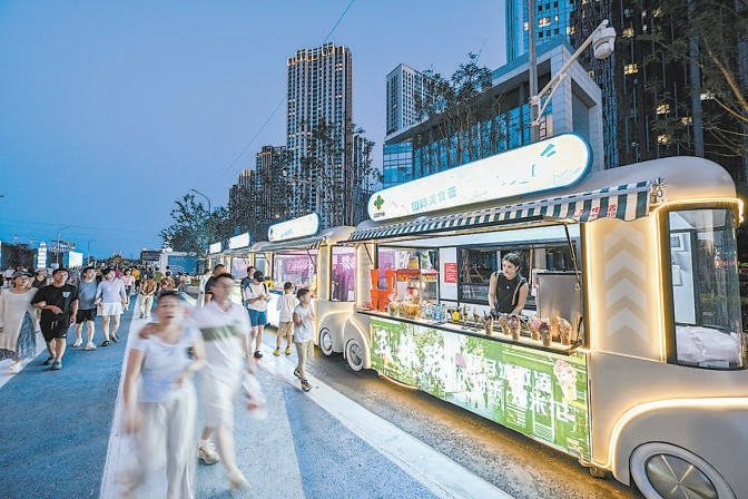 運河西岸步行街人流如織。 運河西岸步行街人流如織。