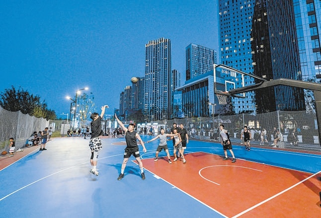 運河西岸籃球場燈光閃耀。 運河西岸籃球場燈光閃耀。