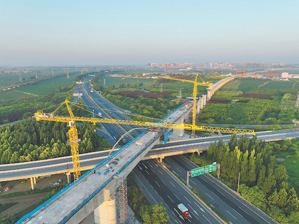 7月18日,雄忻高鐵保定東特大橋跨京港澳高速連續梁中跨施工加快推進(無人機照片)。 7月18日,雄忻高鐵保定東特大橋跨京港澳高速連續梁中跨施工加快推進(無人機照片)。