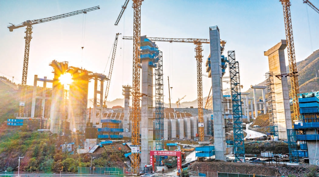 金秋十月，天朗氣清，京西房山108新線高速公路施工現場，處處洋溢著“大幹快上”的火熱氣息。