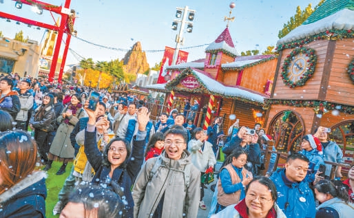 環球度假區裏遊客絡繹不絕。 環球度假區裏遊客絡繹不絕。