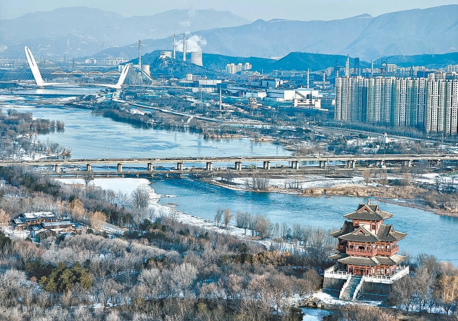 2025年12月15日早晨,永定河兩岸白雪皚皚,河水奔湧不息。 2025年12月15日早晨,永定河兩岸白雪皚皚,河水奔湧不息。