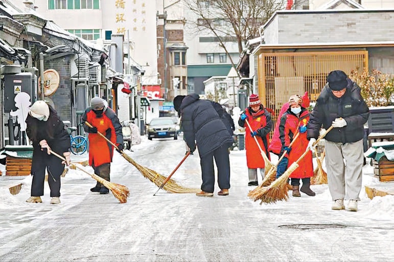 月18日，東城區建國門街道機關幹部、社區工作者、商戶、居民合力掃雪。