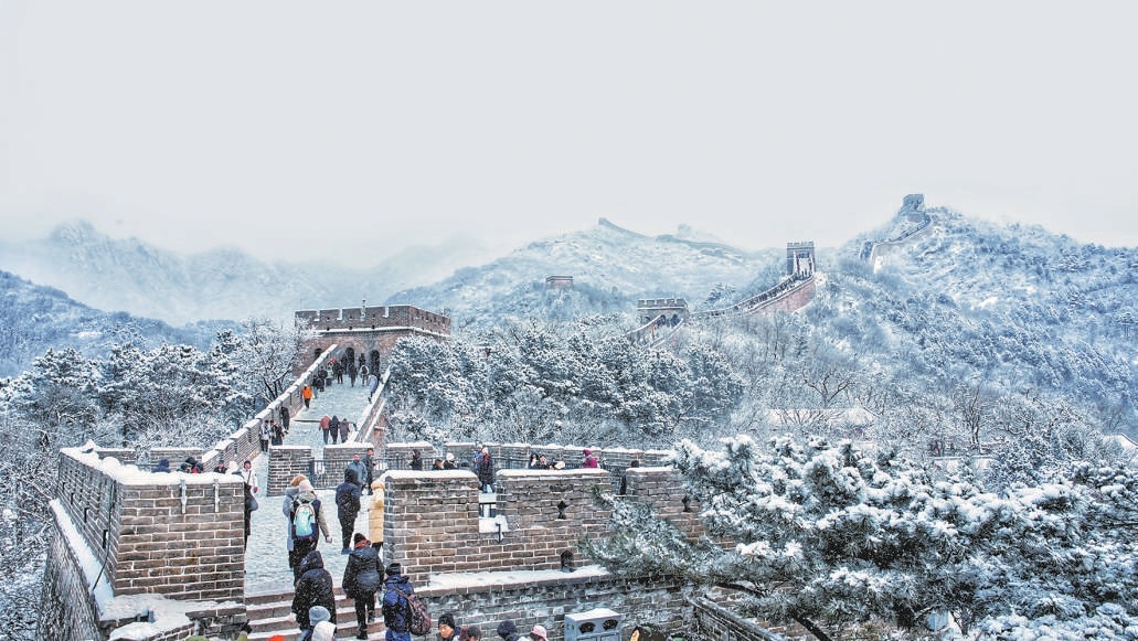新年初雪，八達嶺長城景區呈現出北國風光“冰封雪飄”的壯美畫卷，吸引市民遊客前來觀賞。