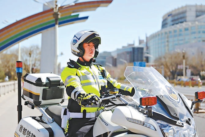 北京鐵騎交警騎乘智能警用摩托車穿梭於城市路網。