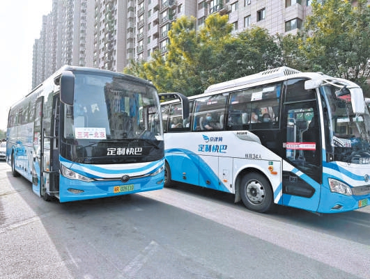 在三河市燕郊,乘客乘坐開往北京方向的京津冀定製快巴。 在三河市燕郊,乘客乘坐開往北京方向的京津冀定製快巴。