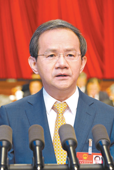 殷勇同誌作政府工作報告。