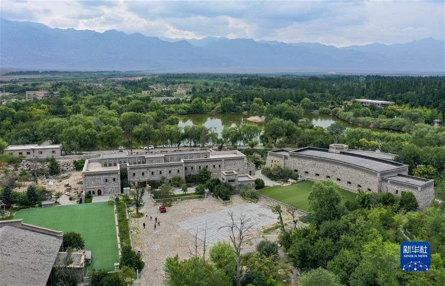 遊客在寧夏誌輝源石酒莊參觀遊玩（2020年7月22日攝，無人機照片）。