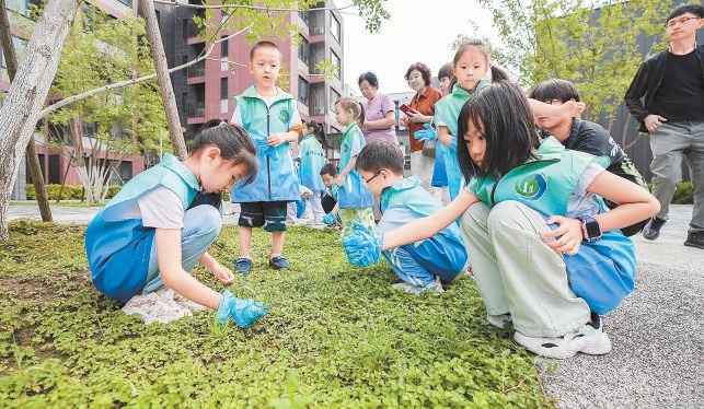 社區(村)級園藝師組建“小林長”隊伍,帶動孩子們參與家門口的生態建設。圖為“運河小河長”在開展生態環境保護活動。 社區(村)級園藝師組建“小林長”隊伍,帶動孩子們參與家門口的生態建設。圖為“運河小河長”在開展生態環境保護活動。