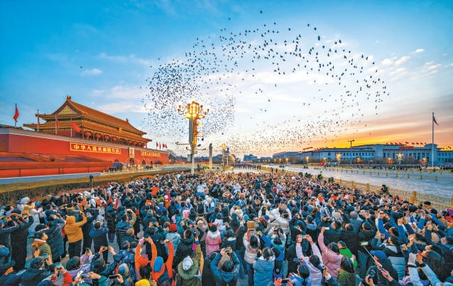 2025新年第一天，市民遊客齊聚天安門廣場，共同見證五星紅旗冉冉升起。
