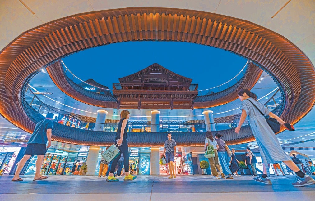 作為北京中軸線申遺成功後的標誌性城市更新工程，夜晚的大吉巷吸引眾多市民前來打卡。