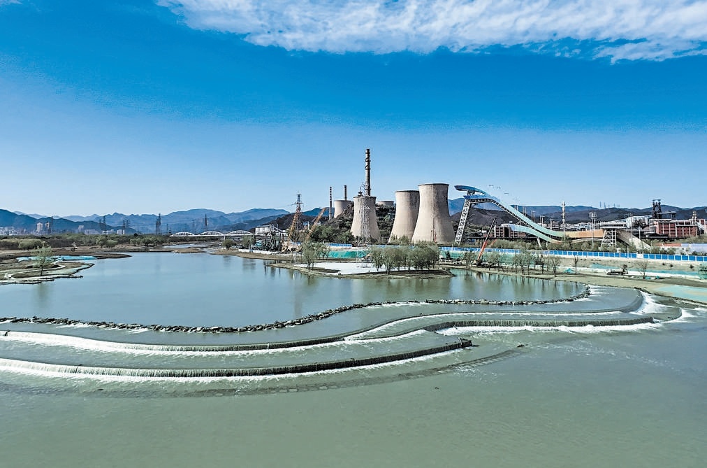 永定河“五湖一線”水毀修複工程基本完工，18.4公裏的河道將重新煥發生機。工程全線共設22處跌水結構，可大幅削減水流能量，有效保護下遊河道或岸坡免受衝刷。圖為首鋼園外河道中的跌水結構。