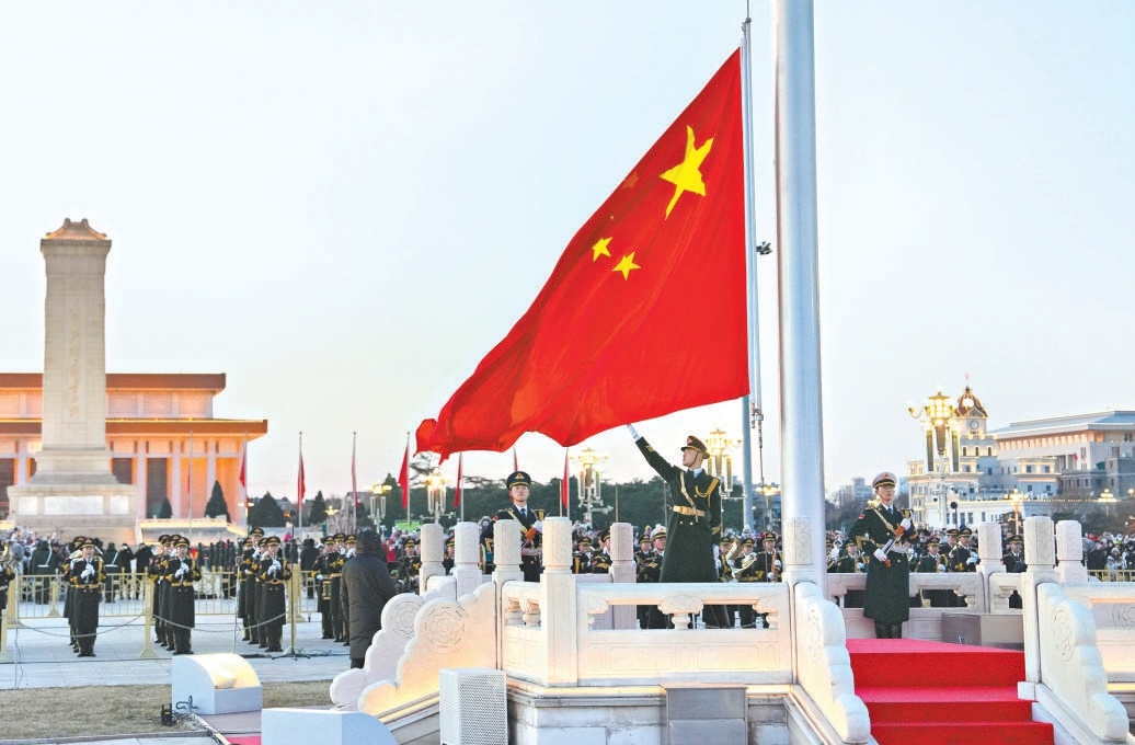 1月1日清晨,伴隨著2026年的第一縷陽光,天安門廣場上來自祖國各地的4.6萬名市民遊客,共同見證新年五星紅旗冉冉升起。 1月1日清晨,伴隨著2026年的第一縷陽光,天安門廣場上來自祖國各地的4.6萬名市民遊客,共同見證新年五星紅旗冉冉升起。