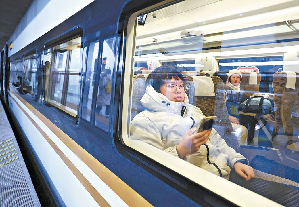 2025年12月30日,北京通州站正式投用,乘坐北京通州至唐山G6751次列車的旅客在等待發車。 2025年12月30日,北京通州站正式投用,乘坐北京通州至唐山G6751次列車的旅客在等待發車。