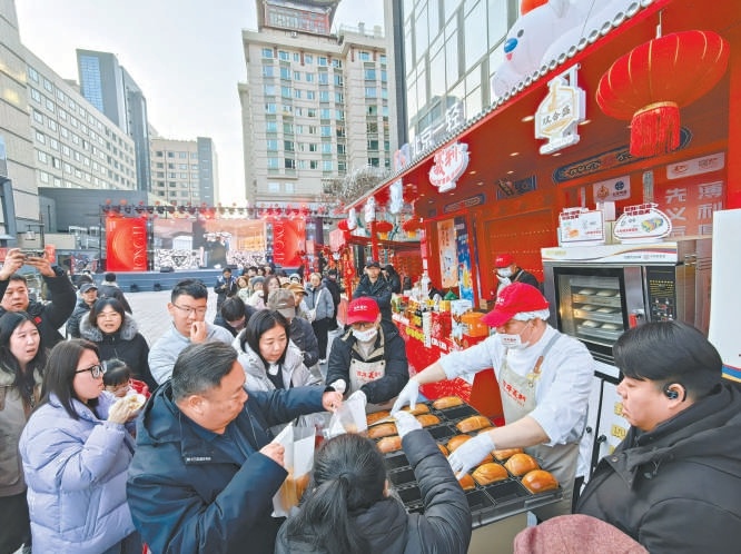 義利展台的現烤麵包一爐34個，短短三五分鍾就被搶購一空。